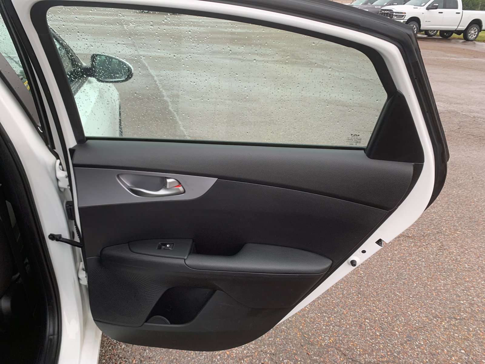 Used 2022 White Kia LXS image 21