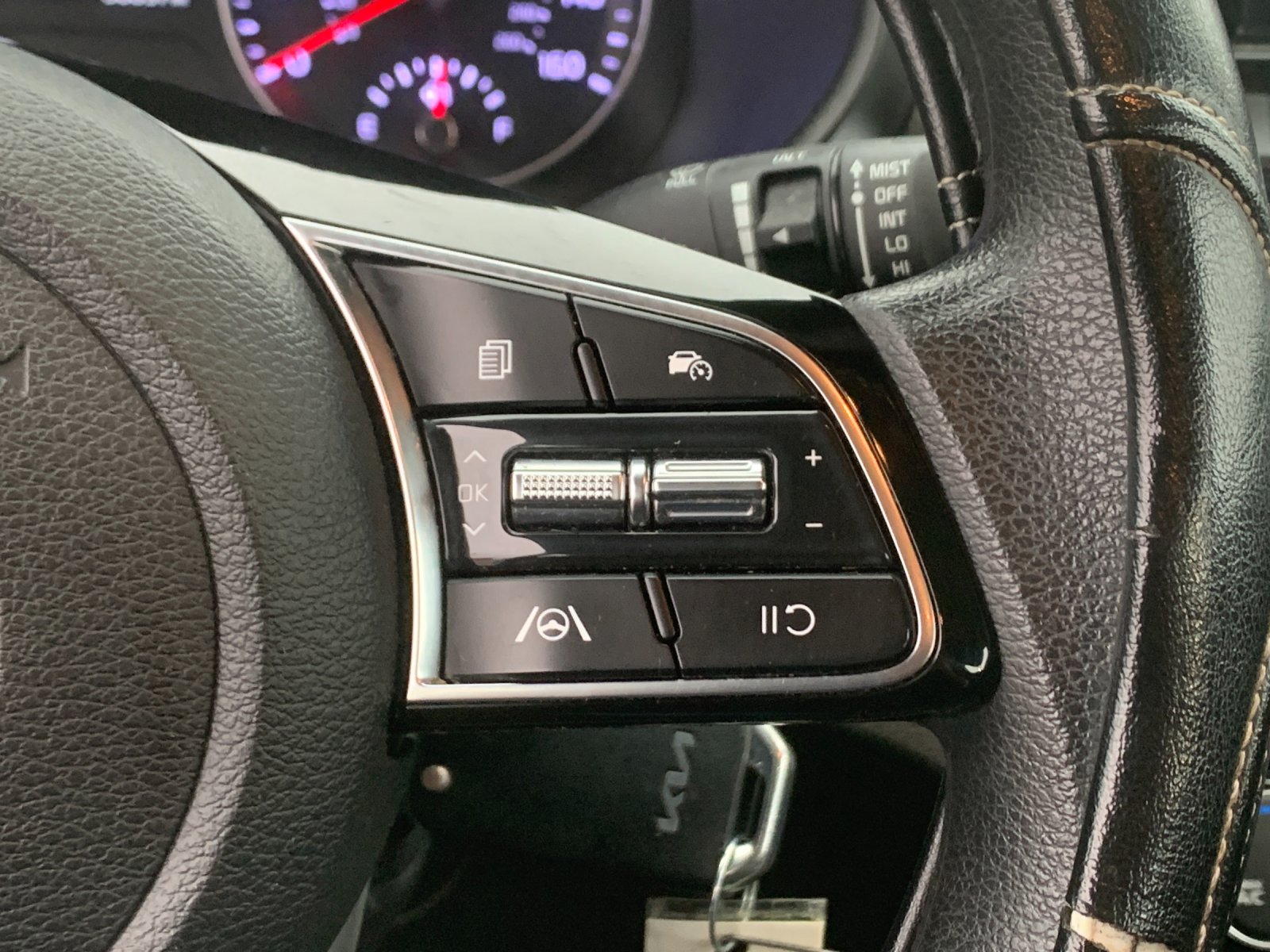 Used 2022 White Kia LXS image 31