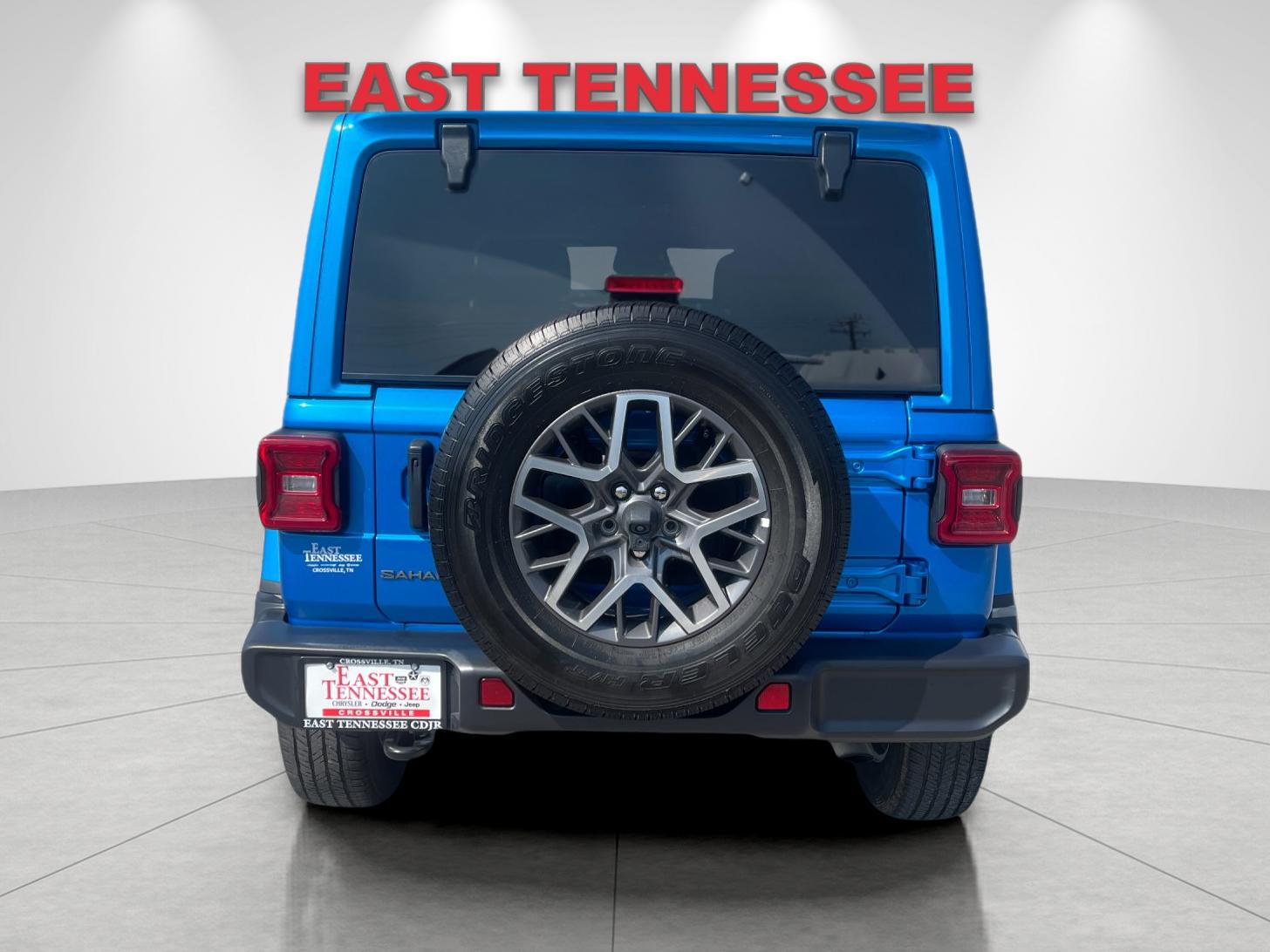 Used 2025 Blue Jeep Sahara image 4
