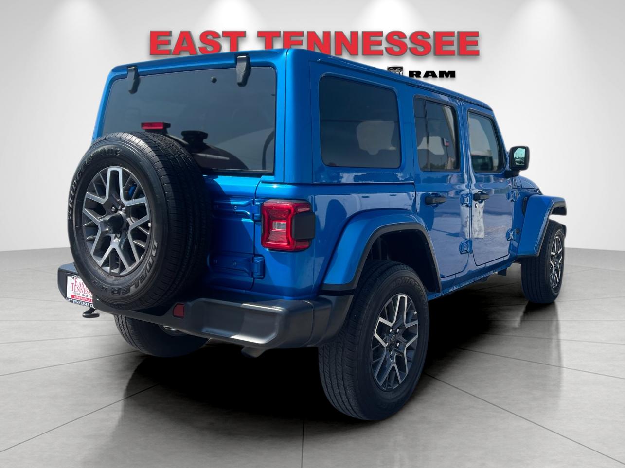 Used 2025 Blue Jeep Sahara image 3