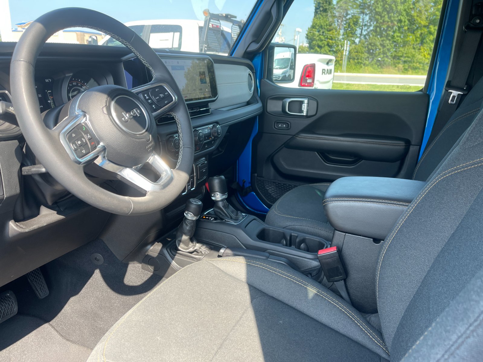 Used 2025 Blue Jeep Sahara image 10