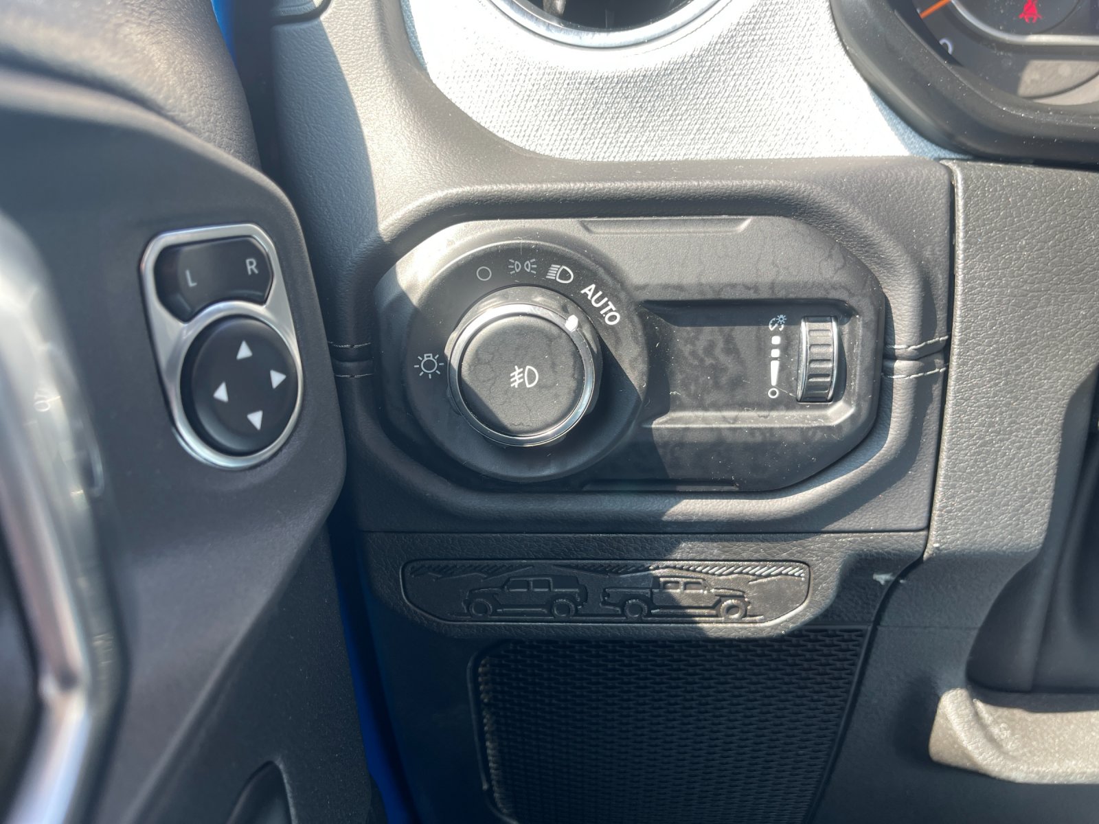 Used 2025 Blue Jeep Sahara image 31