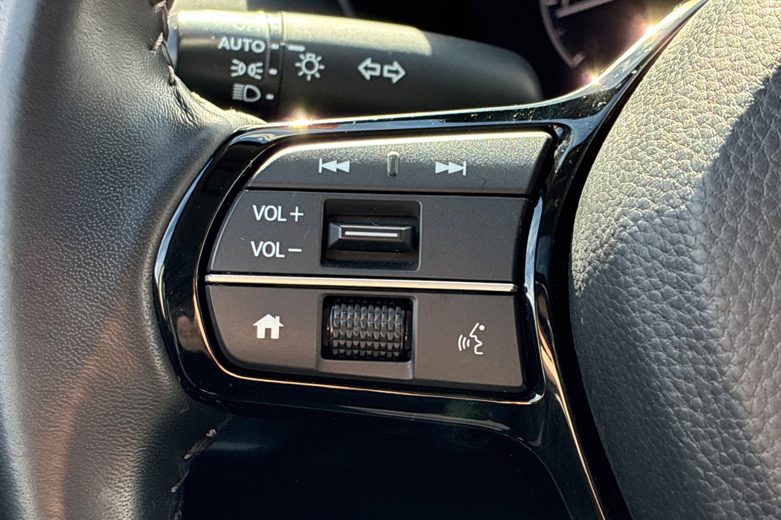 Used 2025 Crystal Black Honda EX-L image 32