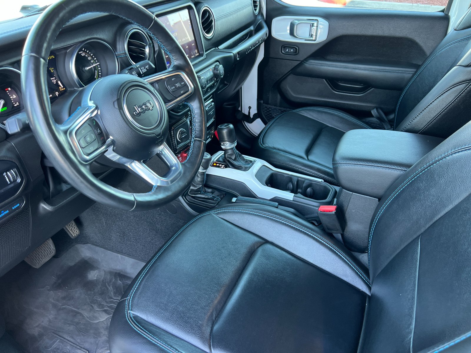 Used 2023 White Jeep Rubicon 4xe image 9