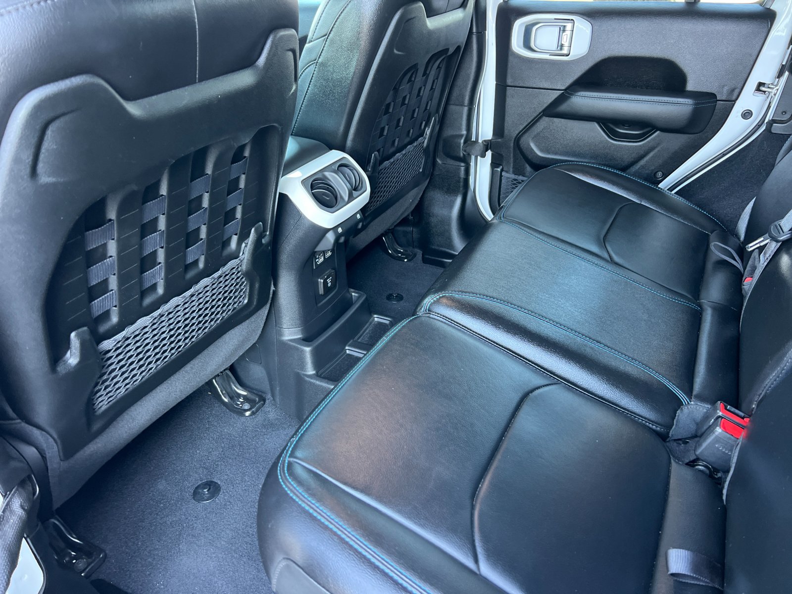 Used 2023 White Jeep Rubicon 4xe image 11
