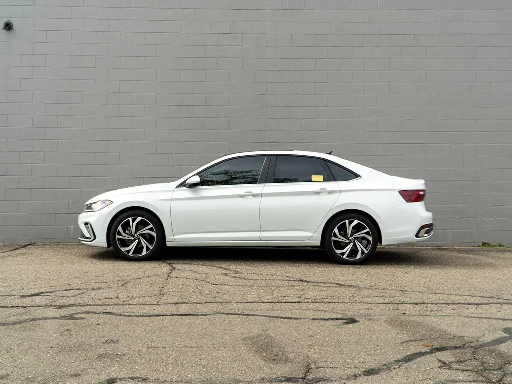 Used 2025 Opal White Pearl Volkswagen 1.5T SEL image 2