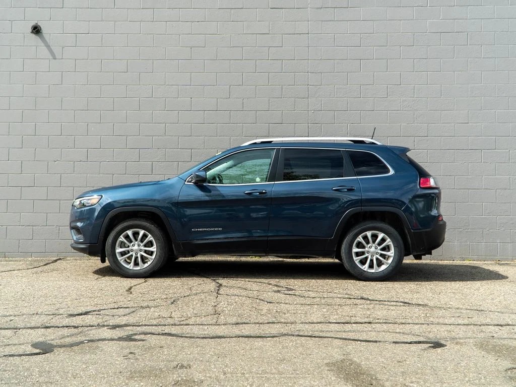 Used 2019 Blue Jeep Latitude image 2