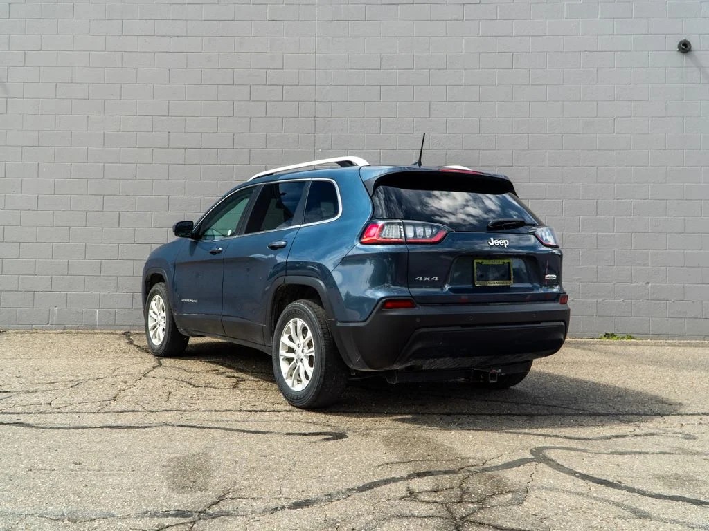 Used 2019 Blue Jeep Latitude image 3