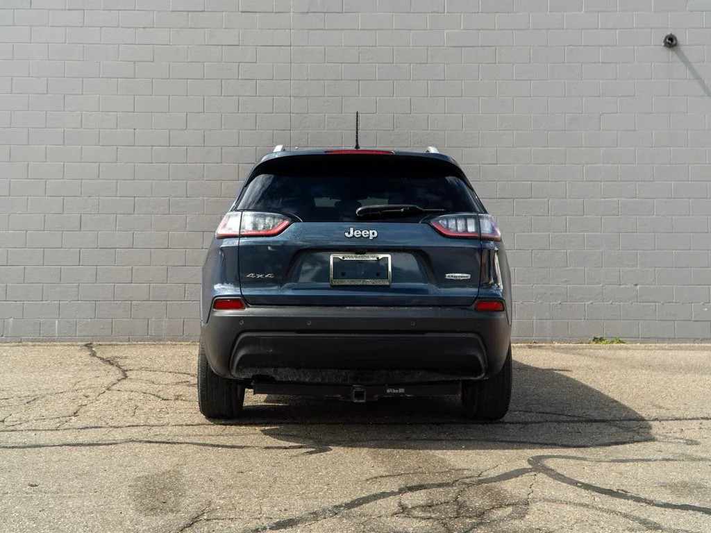 Used 2019 Blue Jeep Latitude image 6