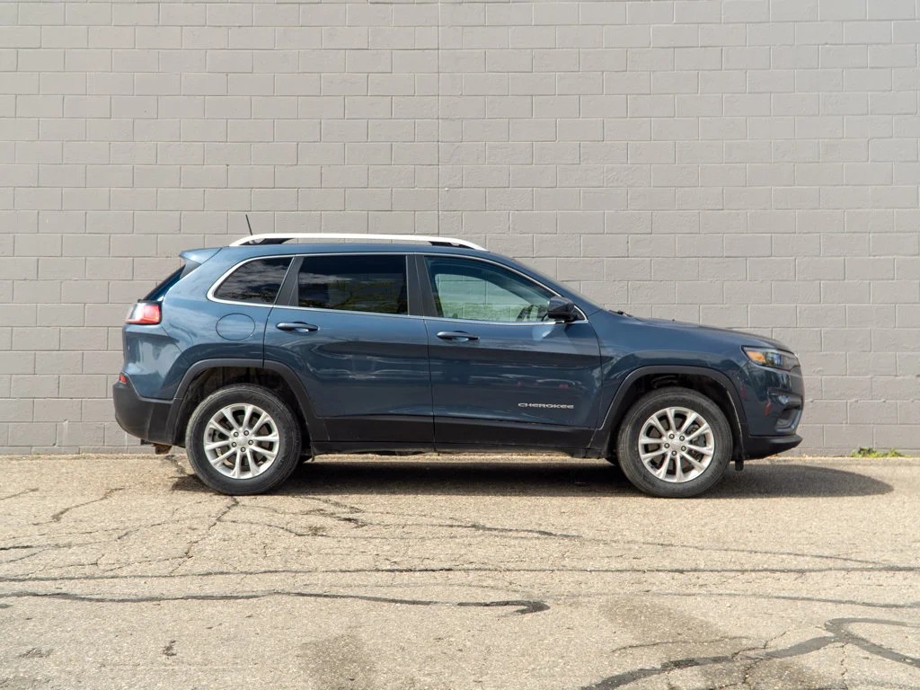 Used 2019 Blue Jeep Latitude image 8