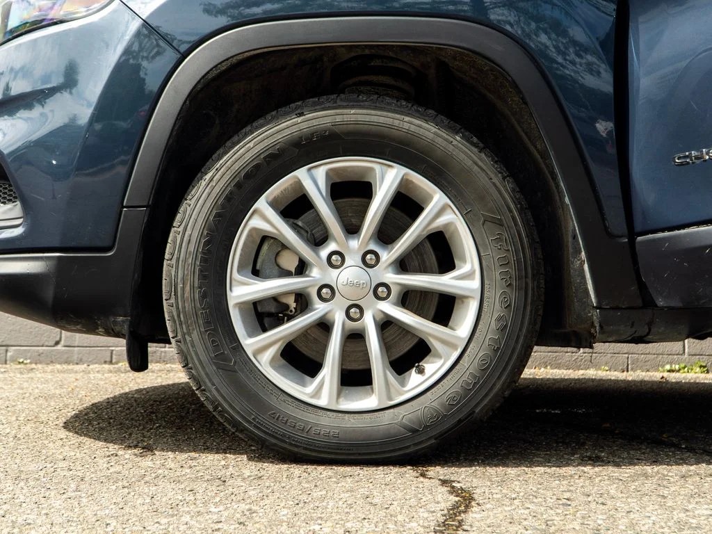 Used 2019 Blue Jeep Latitude image 12