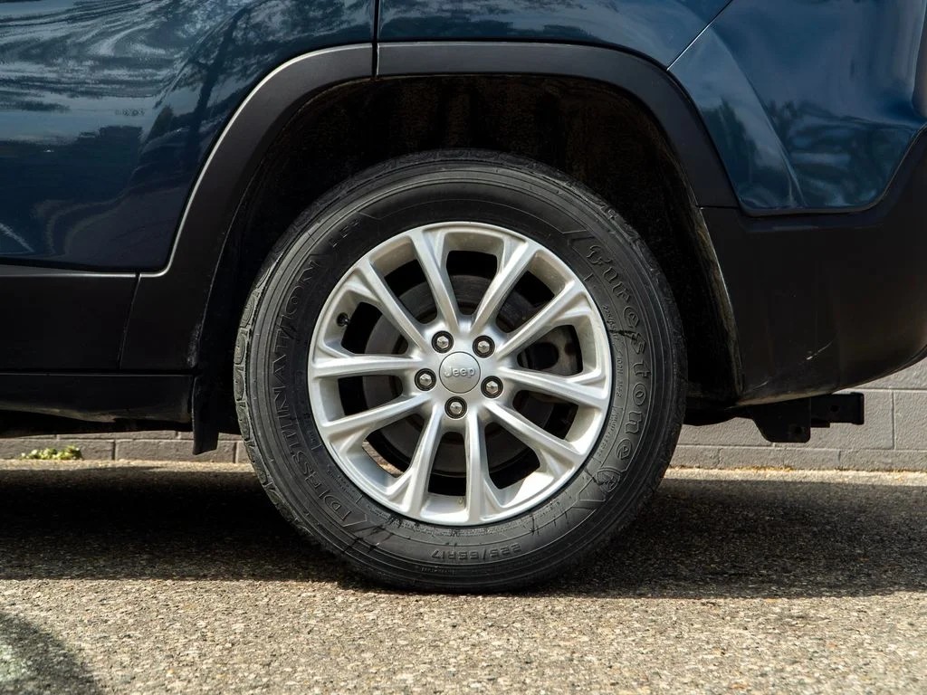 Used 2019 Blue Jeep Latitude image 13