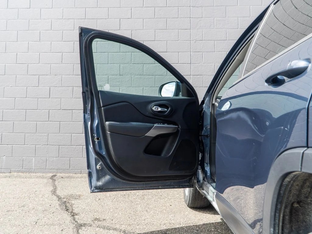 Used 2019 Blue Jeep Latitude image 15