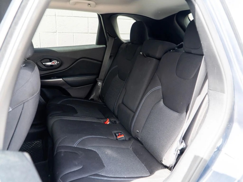 Used 2019 Blue Jeep Latitude image 18