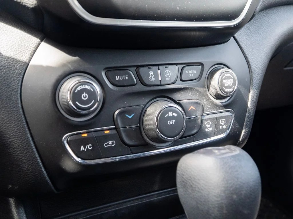 Used 2019 Blue Jeep Latitude image 26