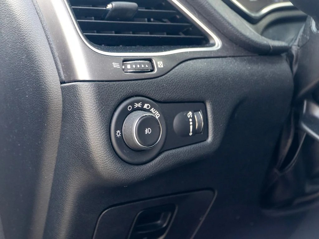 Used 2019 Blue Jeep Latitude image 28