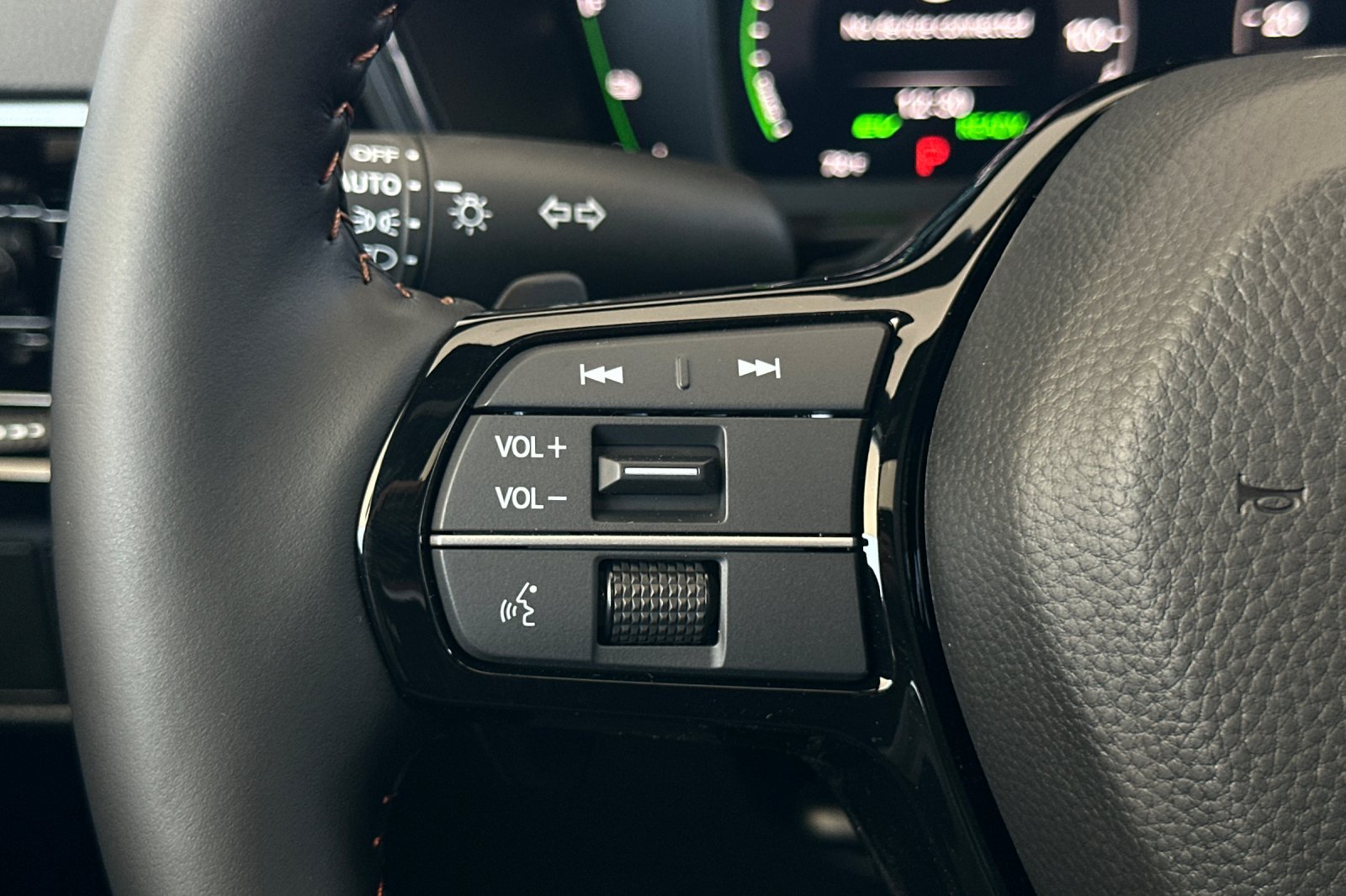 New 2027 Solar Silver Metallic Honda Sport Touring Hybrid AWD image 31