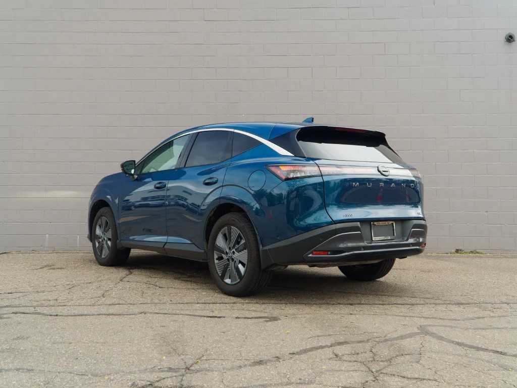 Used 2025 Pearl Metallic Nissan SL image 3