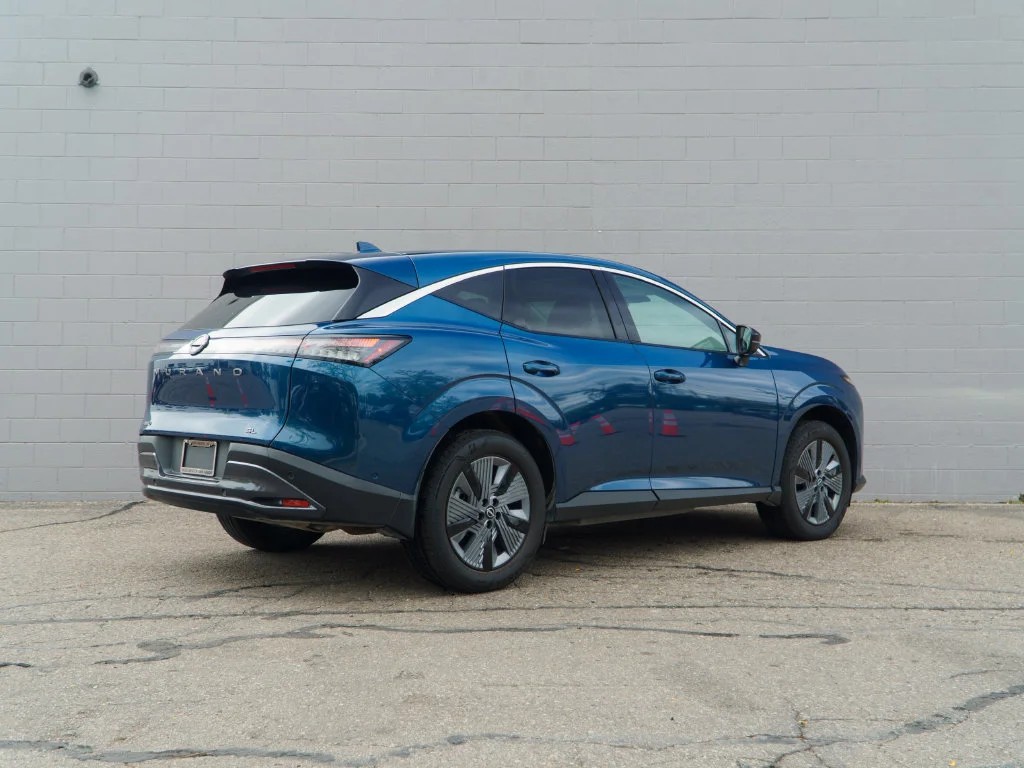 Used 2025 Pearl Metallic Nissan SL image 7