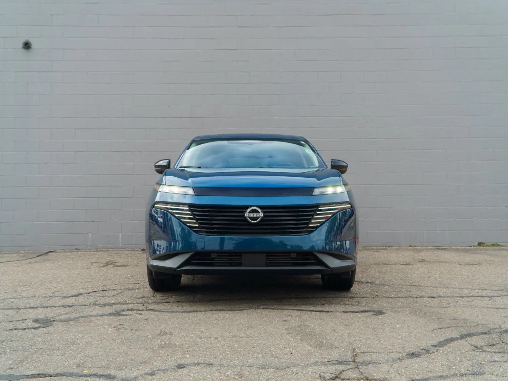 Used 2025 Pearl Metallic Nissan SL image 10