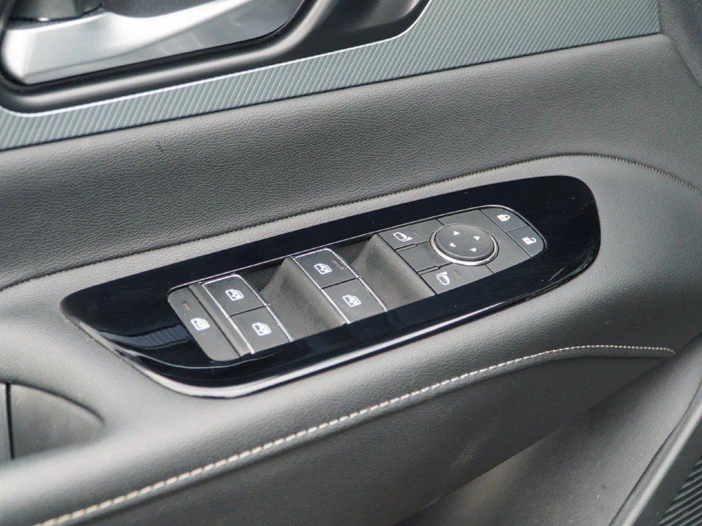 Used 2025 Pearl Metallic Nissan SL image 16