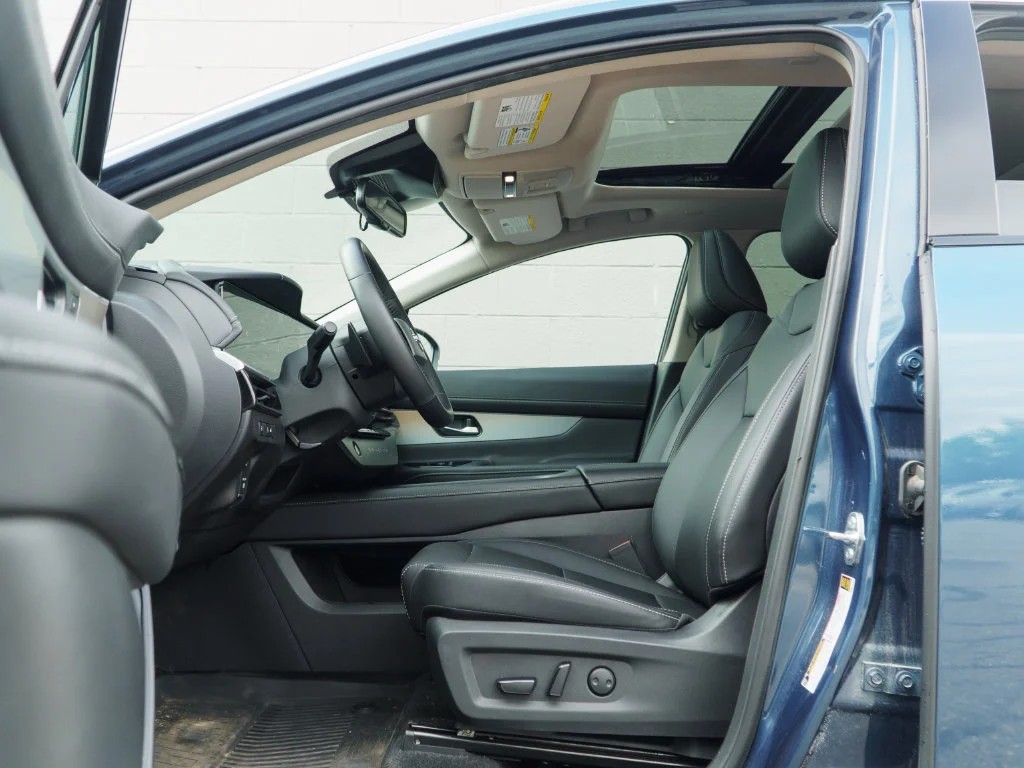 Used 2025 Pearl Metallic Nissan SL image 17