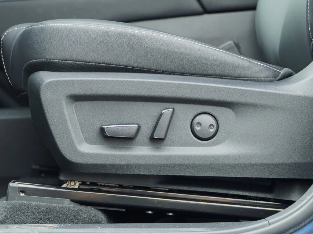 Used 2025 Pearl Metallic Nissan SL image 20