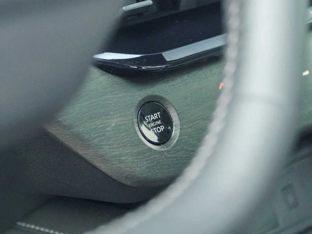 Used 2025 Pearl Metallic Nissan SL image 28