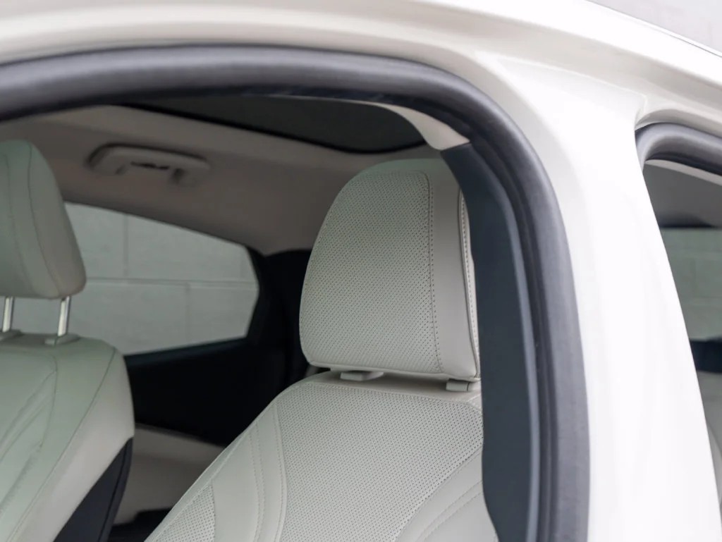Used 2021 White Metallic Ford Premium image 19