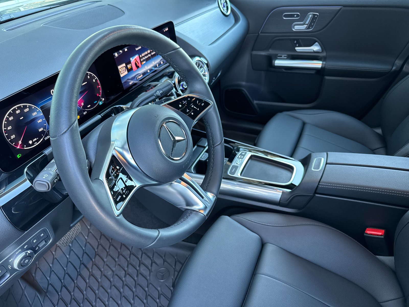 Used 2026 Mountain Grey Metallic Mercedes-Benz GLA 250 4D Sport Utility image 10
