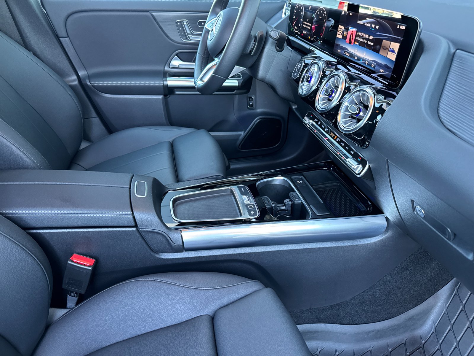 Used 2026 Mountain Grey Metallic Mercedes-Benz GLA 250 4D Sport Utility image 18