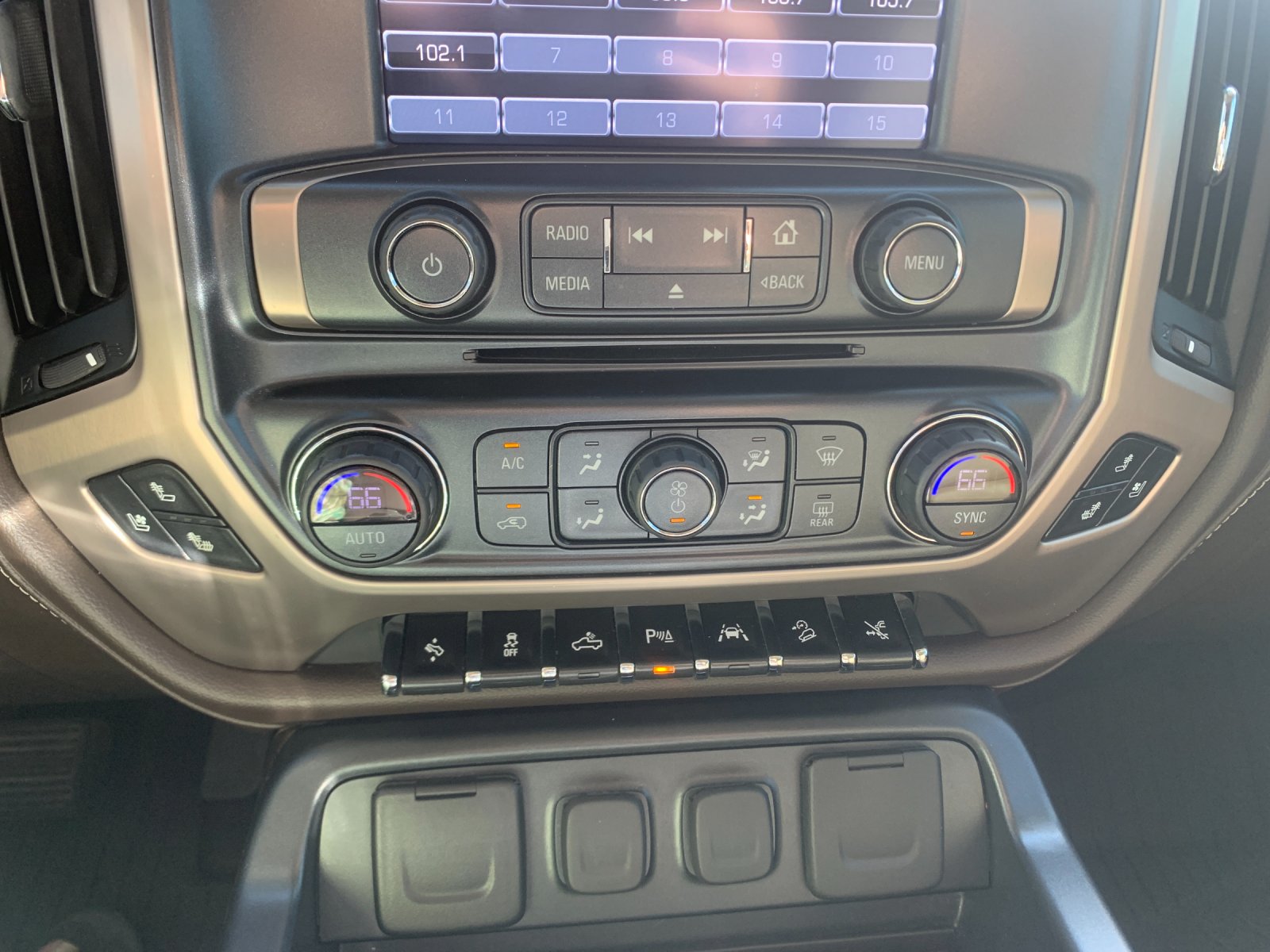 Used 2018 White GMC Denali image 24