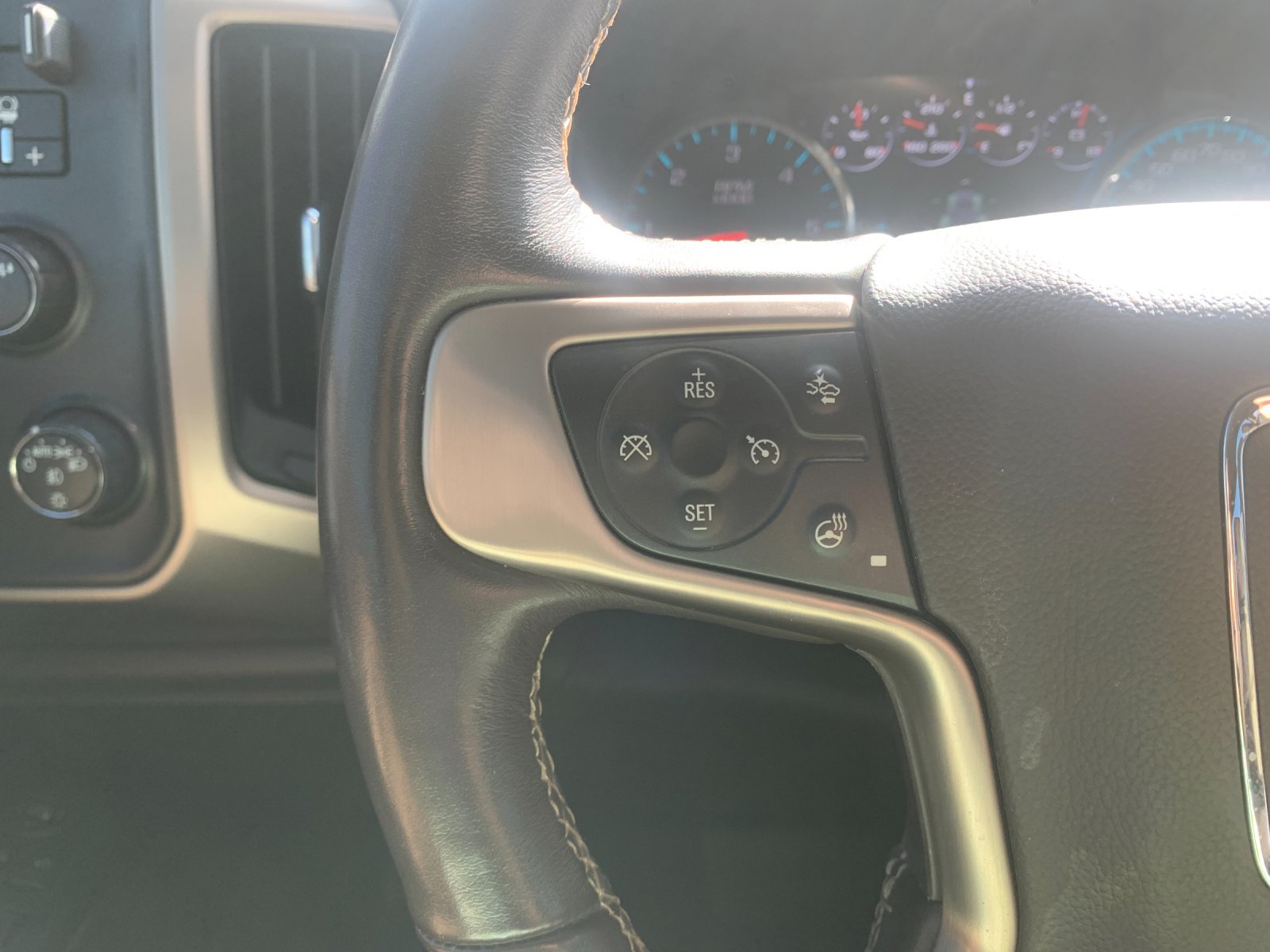 Used 2018 White GMC Denali image 28