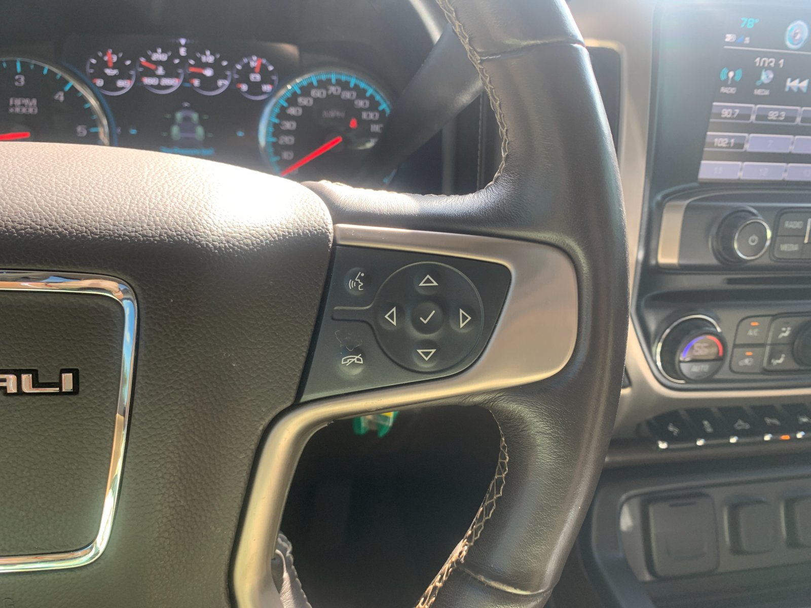 Used 2018 White GMC Denali image 29