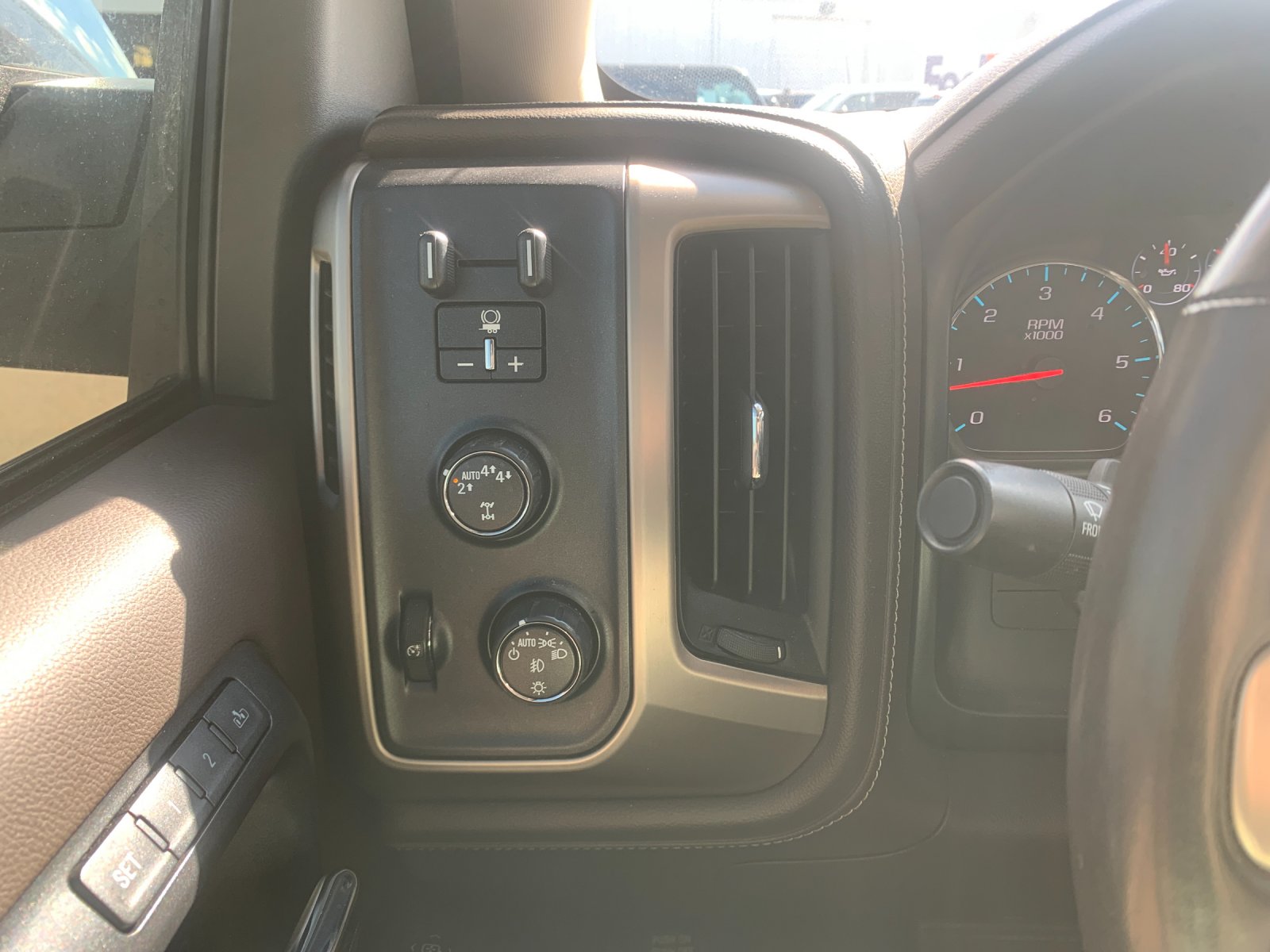 Used 2018 White GMC Denali image 32