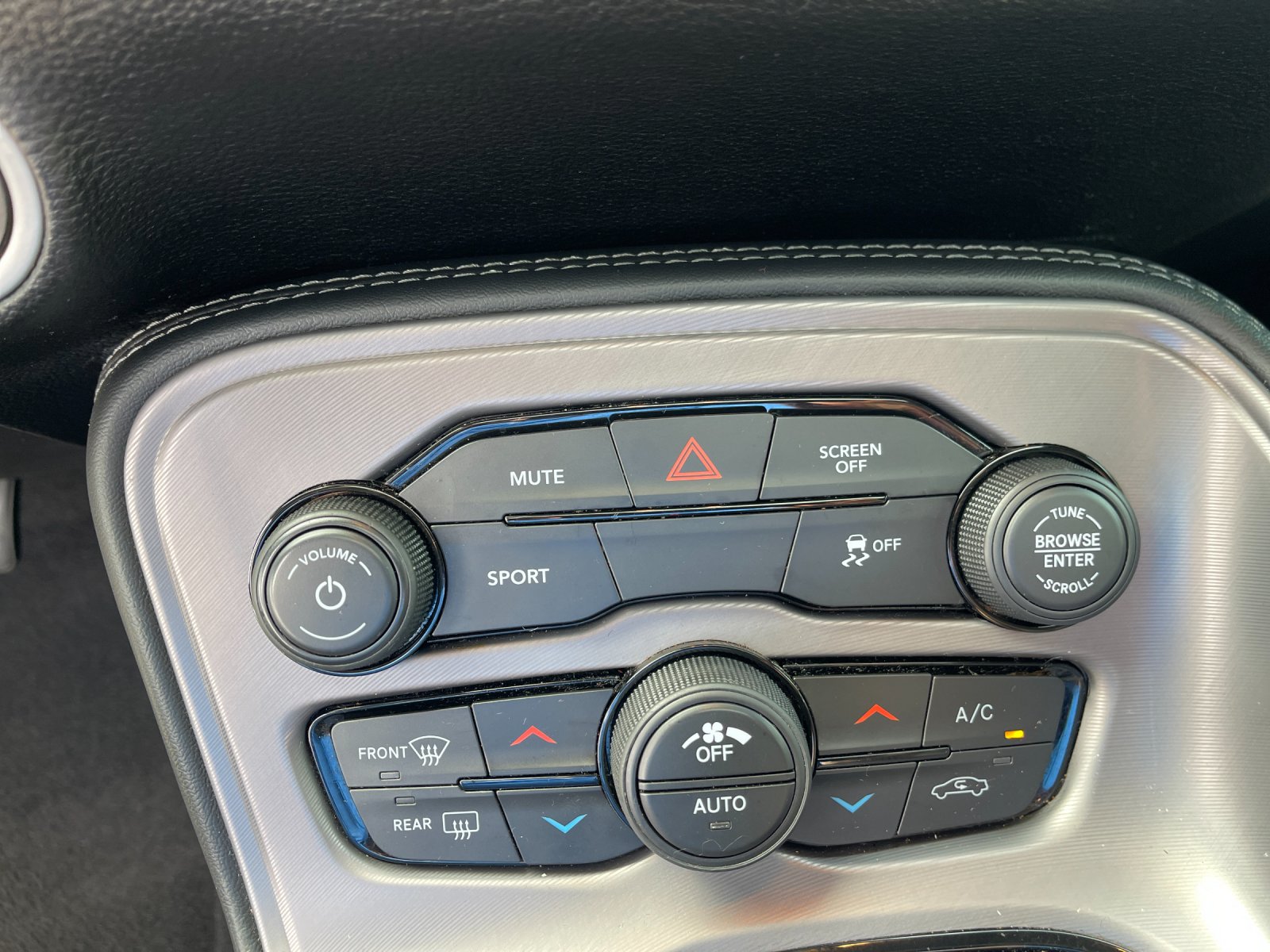 Used 2023 White Dodge SXT image 23