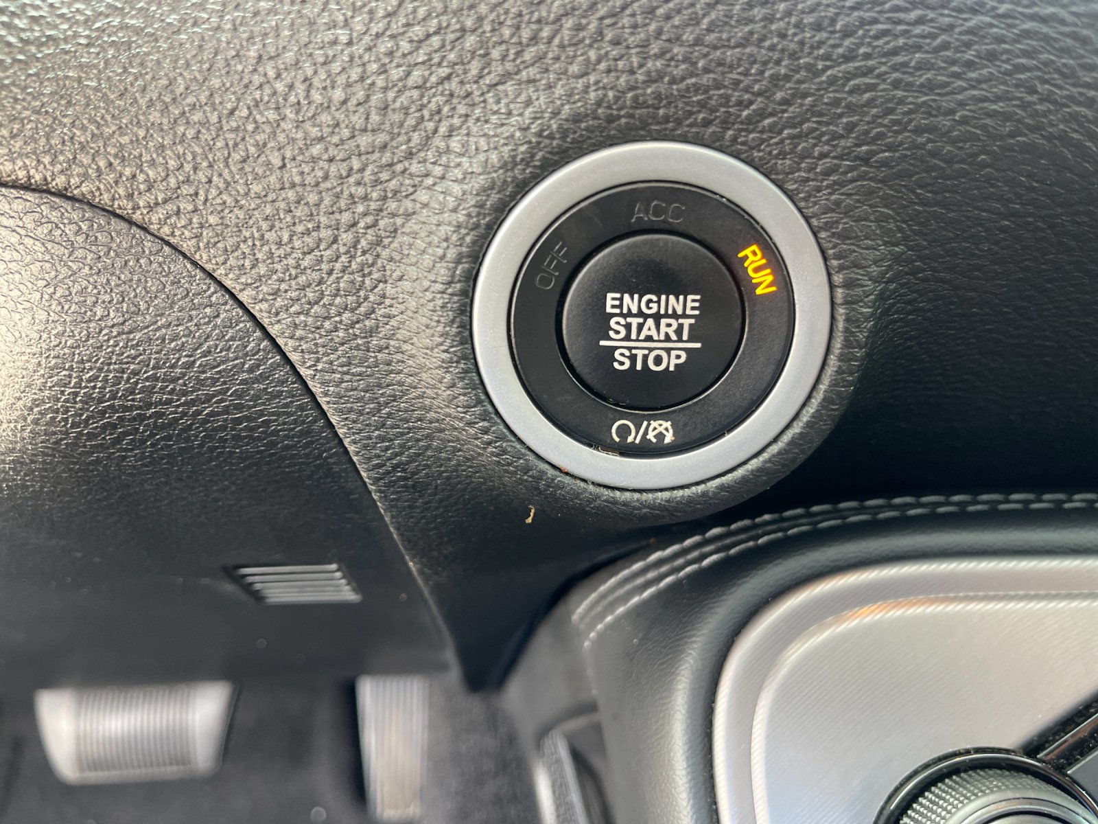 Used 2023 White Dodge SXT image 25