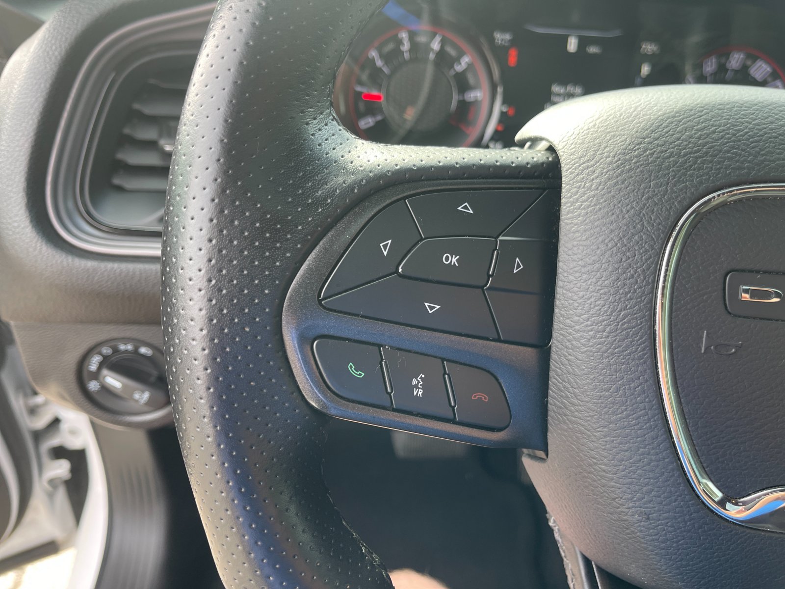 Used 2023 White Dodge SXT image 27
