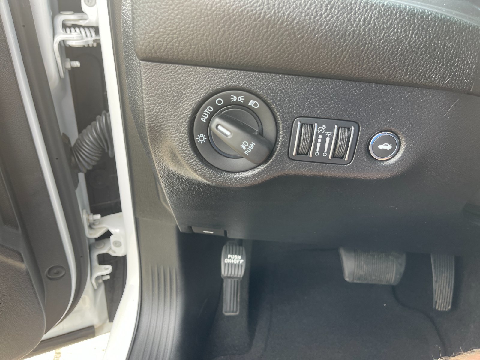 Used 2023 White Dodge SXT image 31