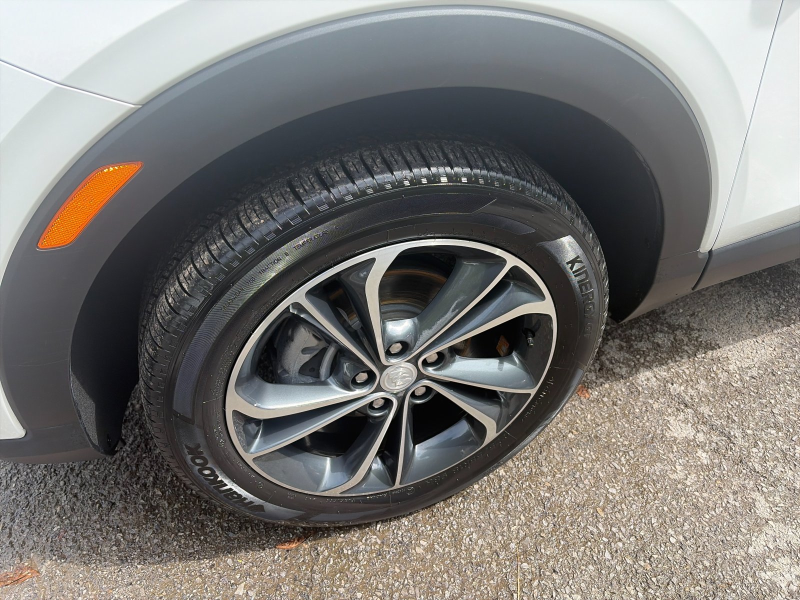 Used 2023 Summit White Buick Select image 9