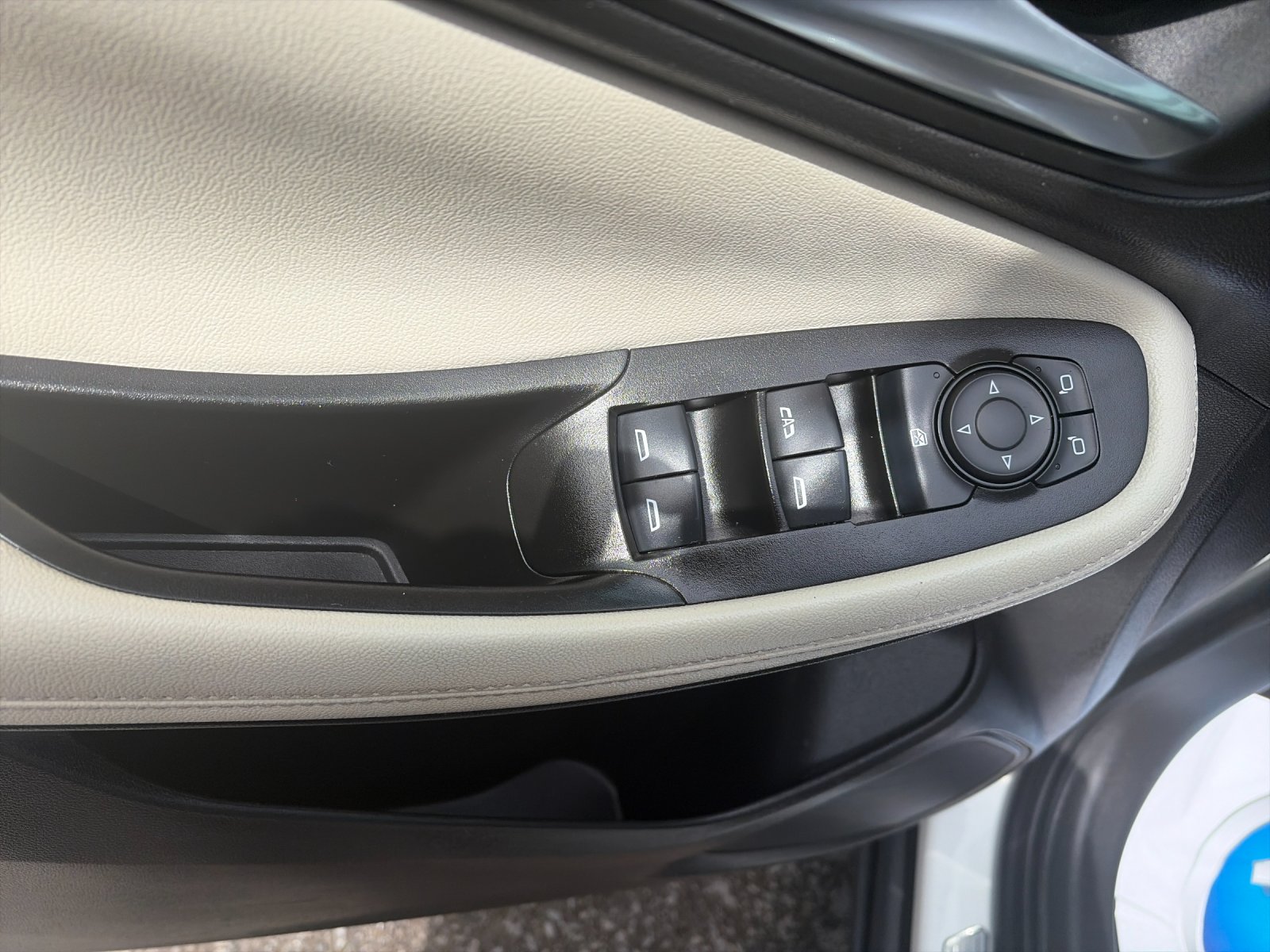 Used 2023 Summit White Buick Select image 13