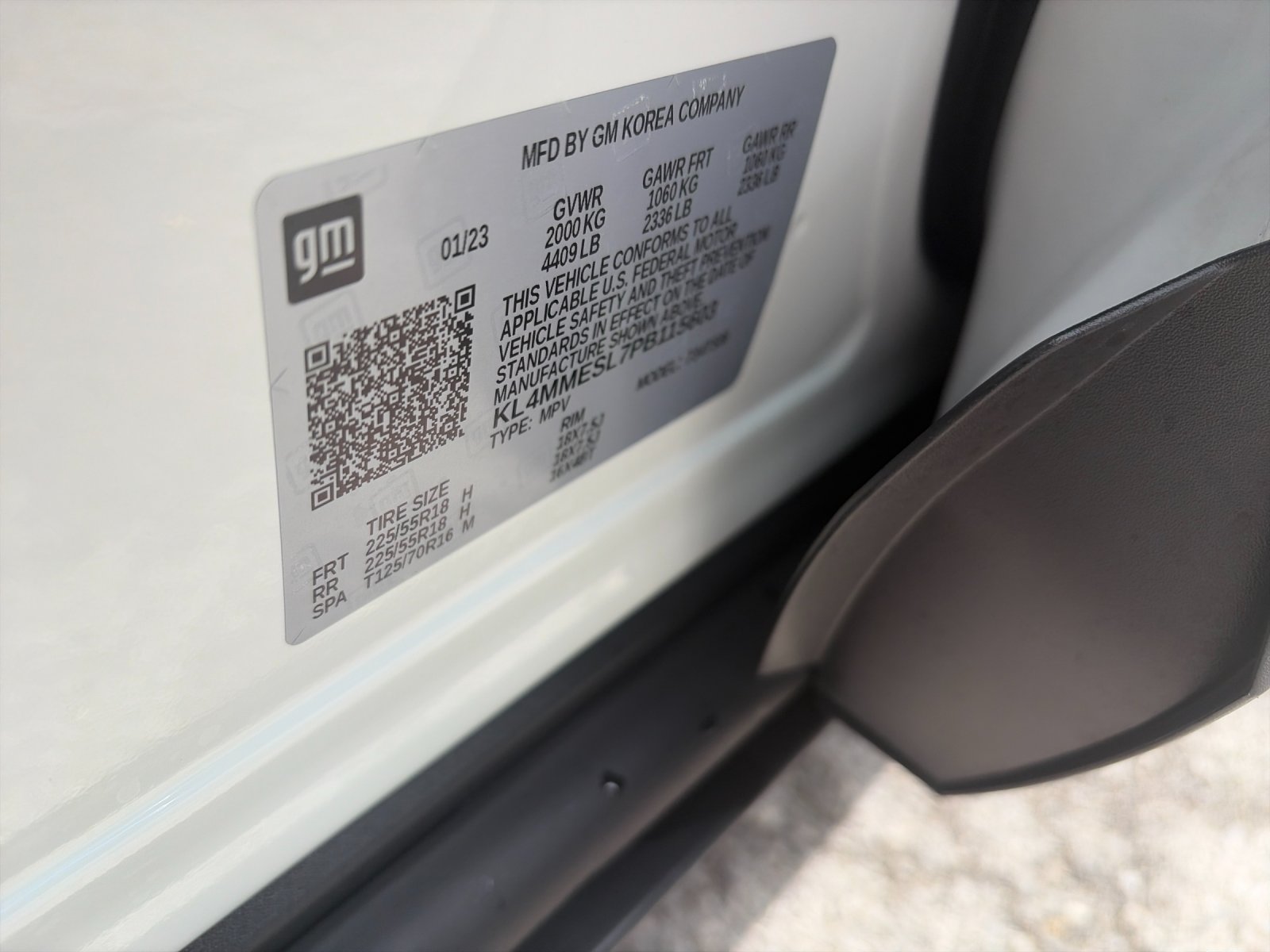 Used 2023 Summit White Buick Select image 33