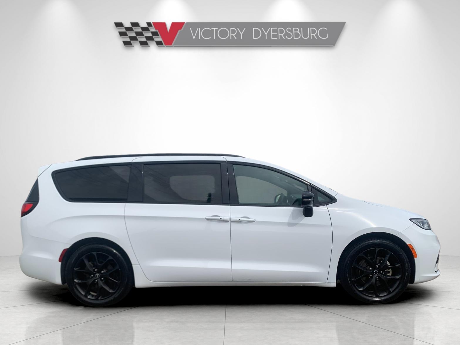 Used 2025 White Chrysler Limited image 3