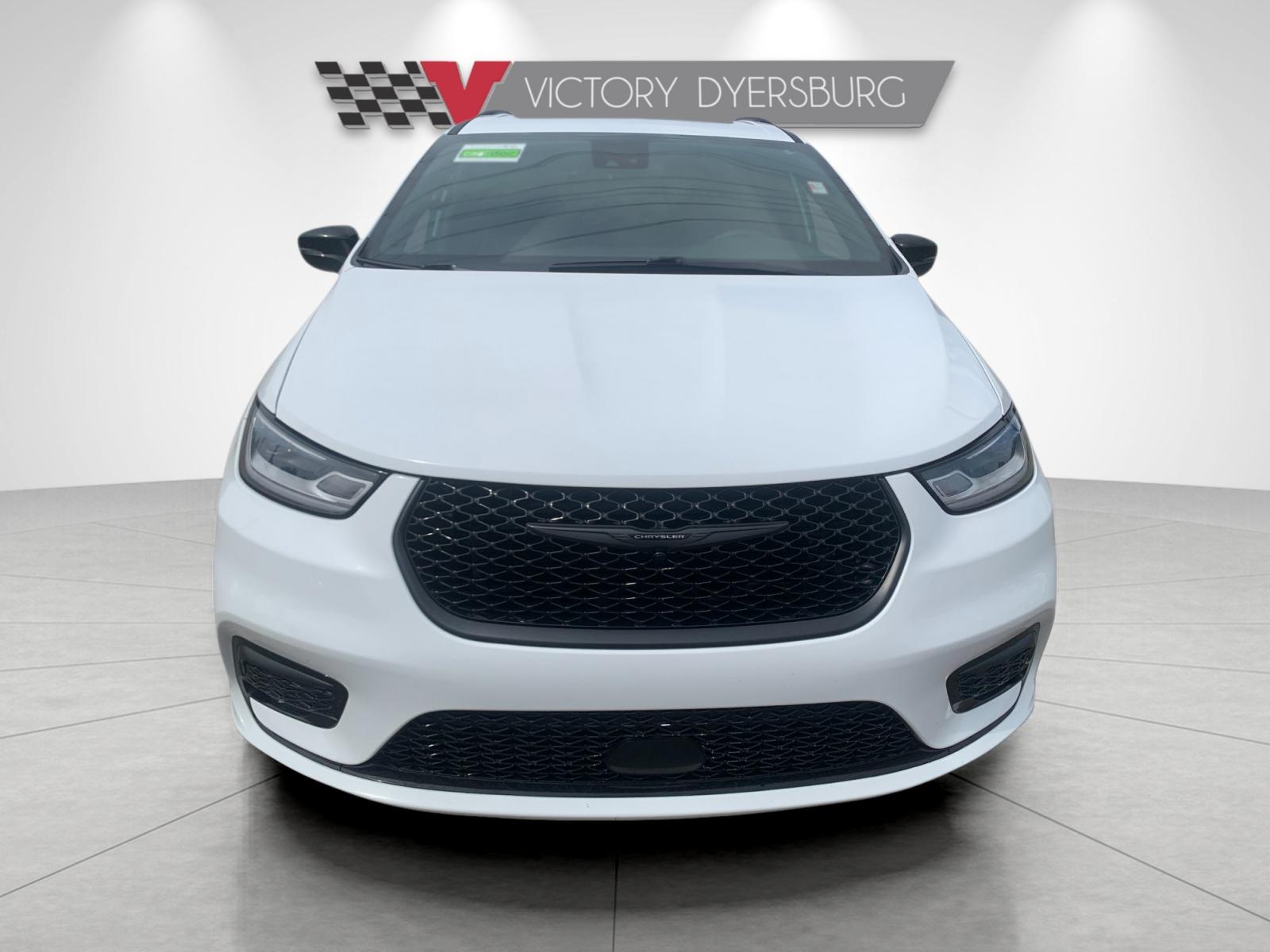 Used 2025 White Chrysler Limited image 9