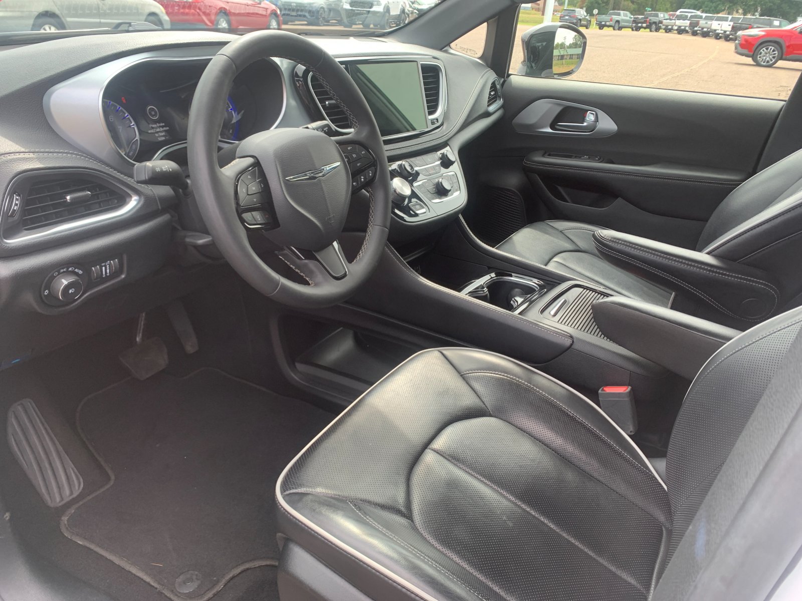Used 2025 White Chrysler Limited image 12