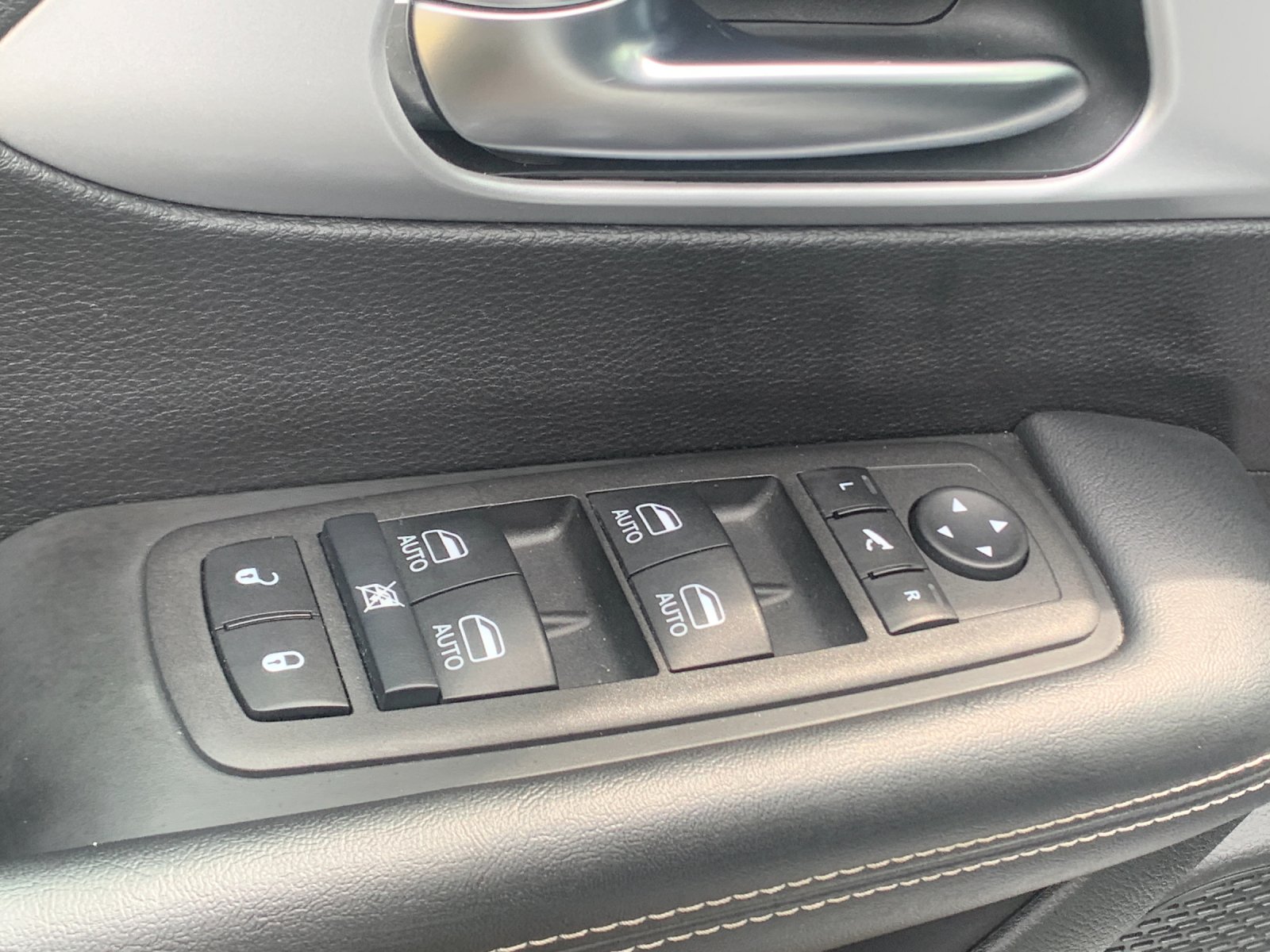 Used 2025 White Chrysler Limited image 14