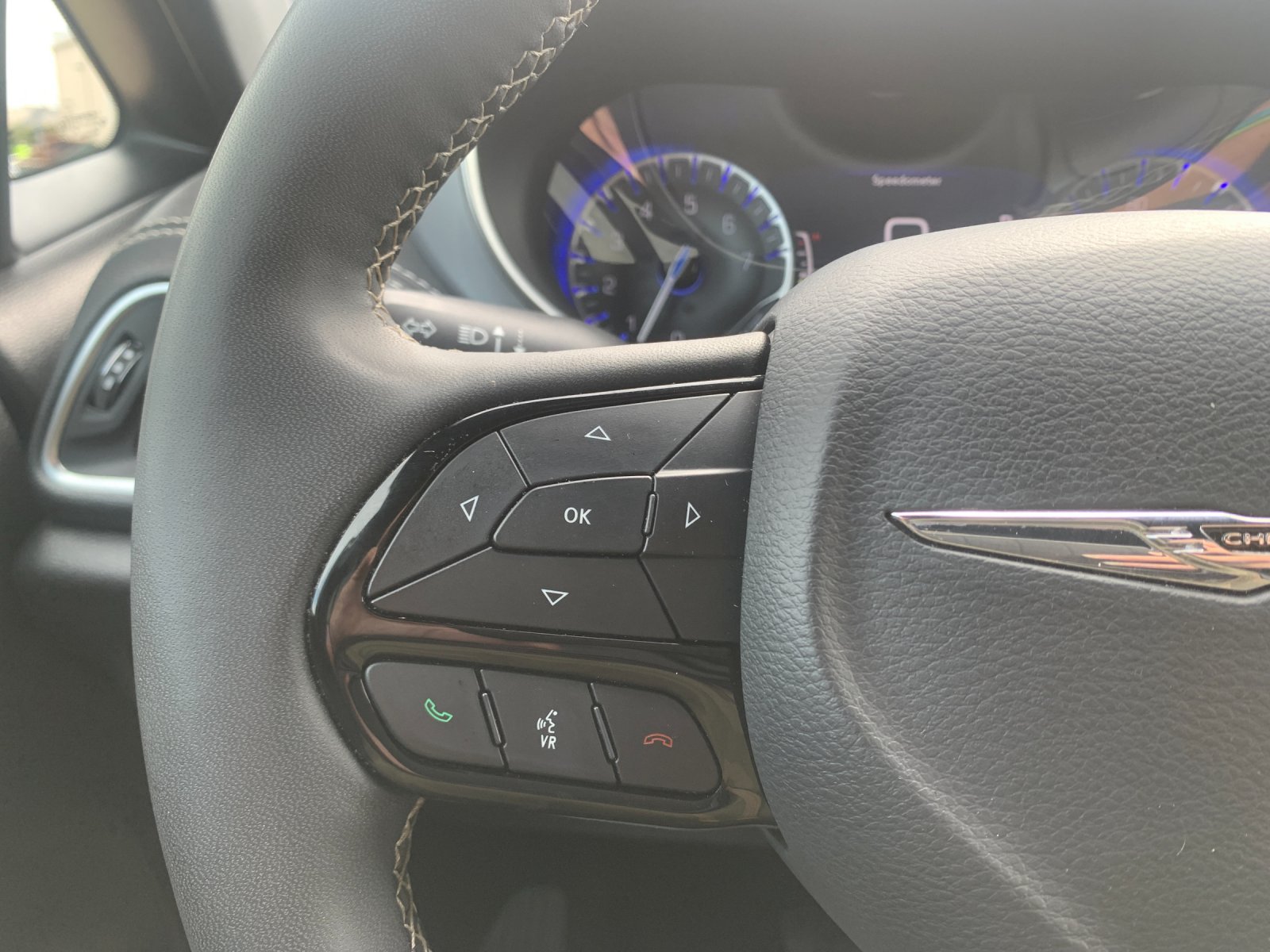 Used 2025 White Chrysler Limited image 30