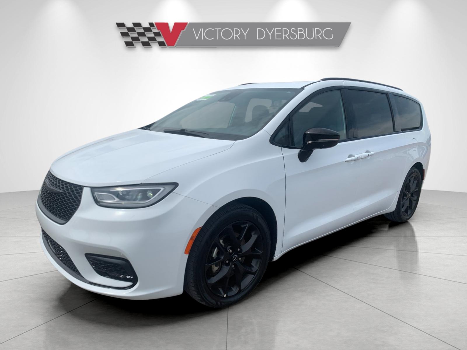 Used 2025 White Chrysler Limited image 8