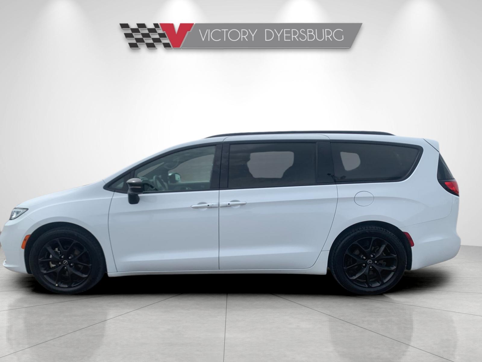 Used 2025 White Chrysler Limited image 7
