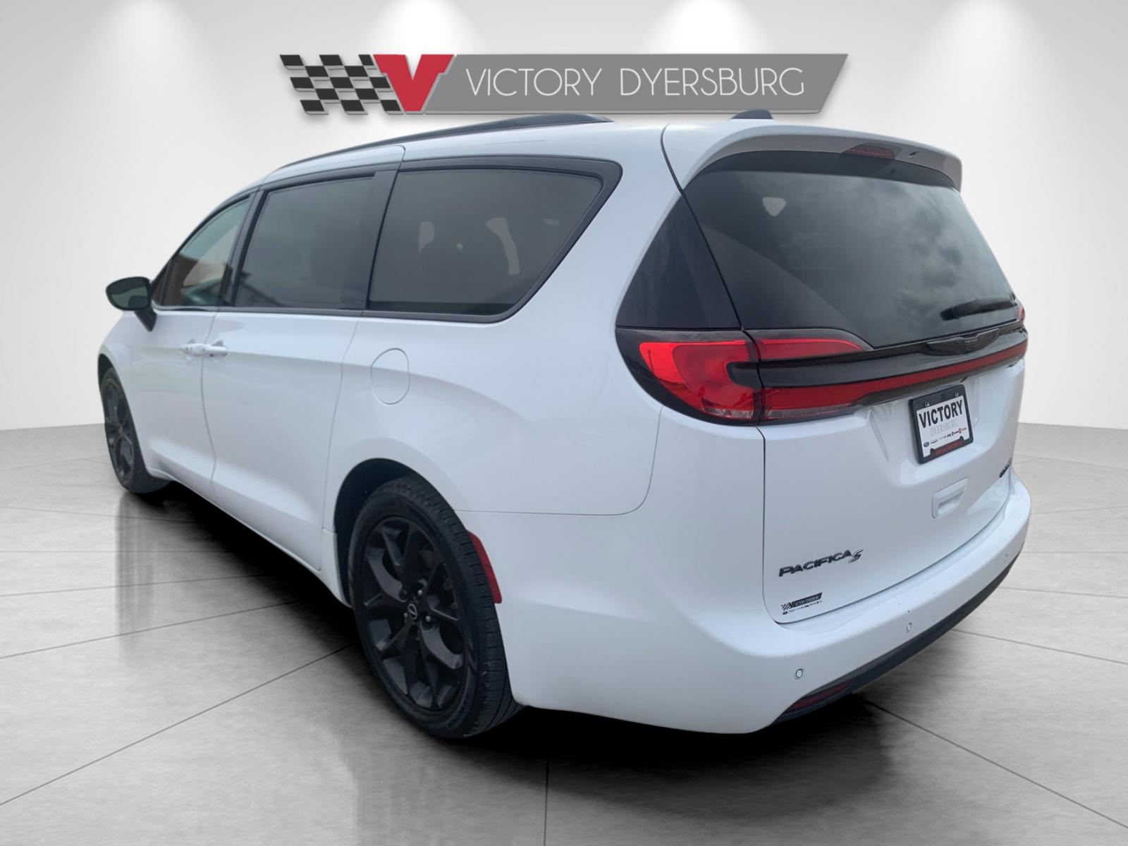 Used 2025 White Chrysler Limited image 6